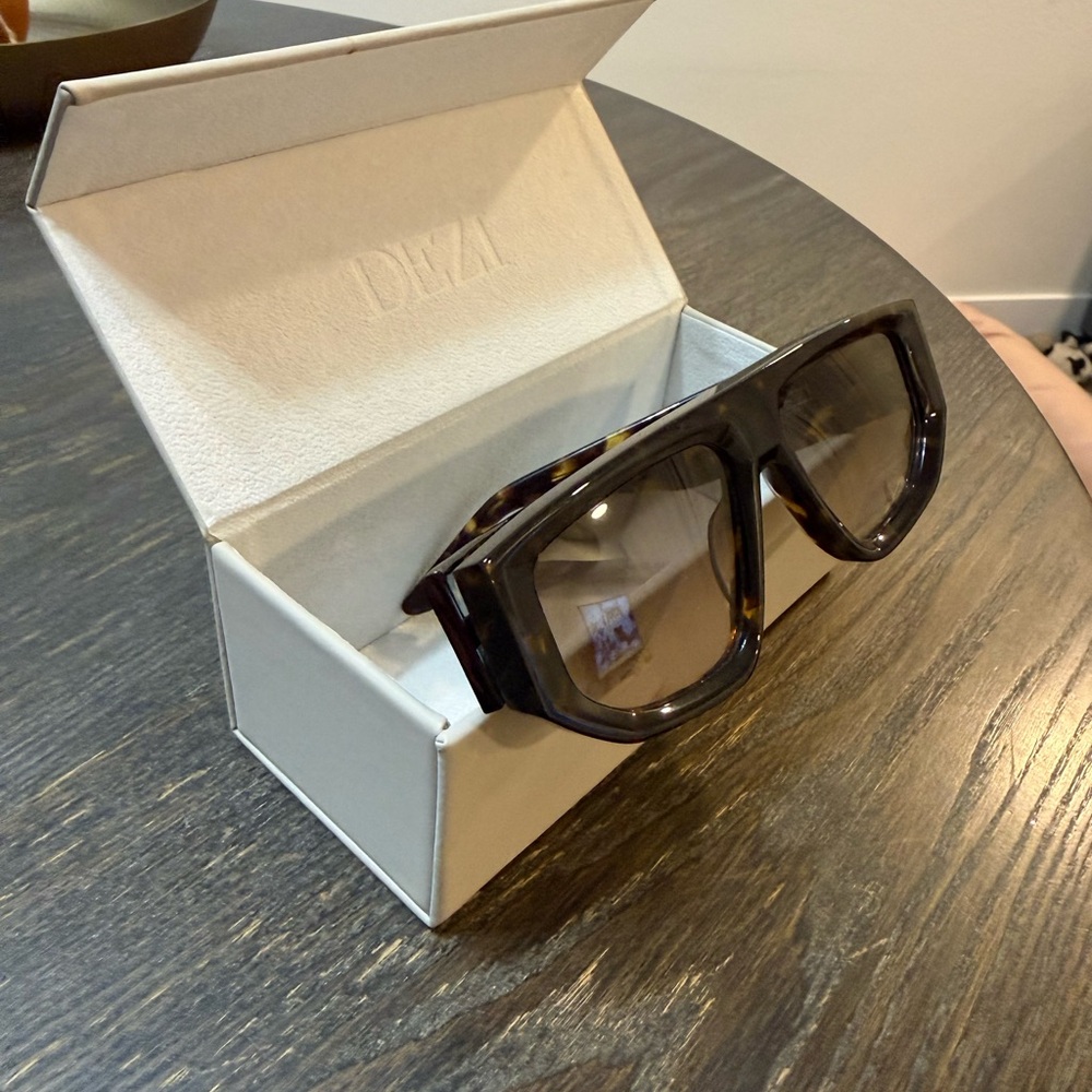 Dezi backtrack tortoise sunglasses